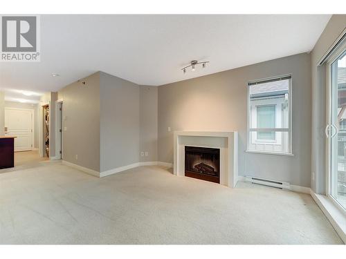 1083 Sunset Drive Unit# 417, Kelowna, BC - Indoor Photo Showing Living Room With Fireplace