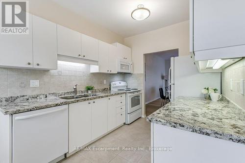 34 - 20 Kitty Murray Lane, Hamilton (Meadowlands), ON - Indoor Photo Showing Kitchen