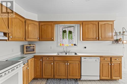 550 Albany Street, Fort Erie (333 - Lakeshore), ON - Indoor Photo Showing Kitchen With Double Sink