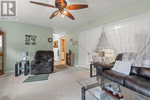 550 Albany Street, Fort Erie (333 - Lakeshore), ON - Indoor Photo Showing Living Room