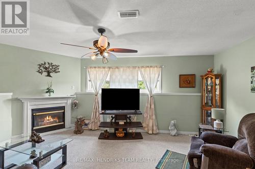 550 Albany Street, Fort Erie (333 - Lakeshore), ON - Indoor Photo Showing Living Room With Fireplace