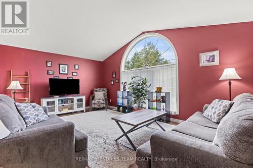 550 Albany Street, Fort Erie (333 - Lakeshore), ON - Indoor Photo Showing Living Room