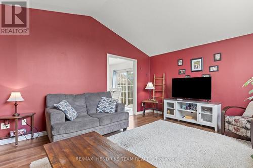 550 Albany Street, Fort Erie (333 - Lakeshore), ON - Indoor Photo Showing Living Room