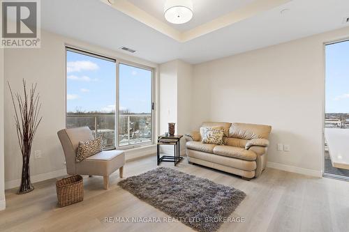 605 - 118 West Street, Port Colborne (878 - Sugarloaf), ON - Indoor Photo Showing Living Room