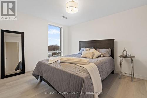 605 - 118 West Street, Port Colborne (878 - Sugarloaf), ON - Indoor Photo Showing Bedroom