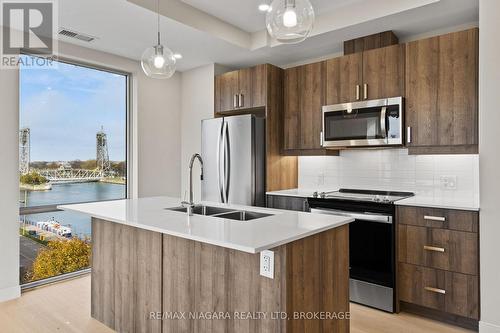 605 - 118 West Street, Port Colborne (878 - Sugarloaf), ON - Indoor Photo Showing Kitchen With Double Sink With Upgraded Kitchen