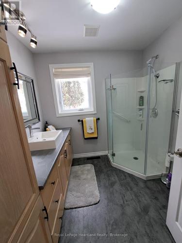 468 Richard Crescent, Strathroy-Caradoc (Sw), ON - Indoor Photo Showing Bathroom