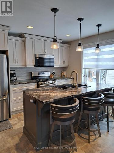 468 Richard Crescent, Strathroy-Caradoc (Sw), ON - Indoor Photo Showing Kitchen With Double Sink