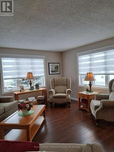 468 Richard Crescent, Strathroy-Caradoc (Sw), ON - Indoor Photo Showing Living Room