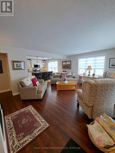 468 Richard Crescent, Strathroy-Caradoc (Sw), ON - Indoor Photo Showing Living Room