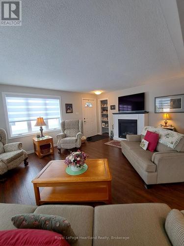 468 Richard Crescent, Strathroy-Caradoc (Sw), ON - Indoor Photo Showing Living Room With Fireplace