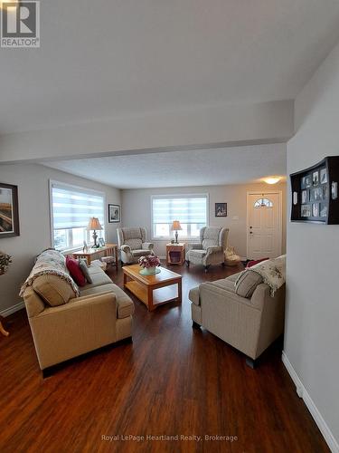 468 Richard Crescent, Strathroy-Caradoc (Sw), ON - Indoor Photo Showing Living Room