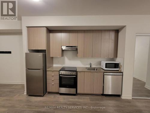 62 Sky Harbour Drive, Brampton, ON - Indoor Photo Showing Kitchen With Stainless Steel Kitchen