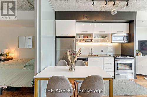 624 - 51 Trolley Crescent, Toronto, ON - Indoor Photo Showing Kitchen With Upgraded Kitchen