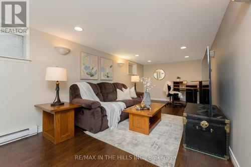 936 Dormer Street, Mississauga, ON - Indoor Photo Showing Living Room