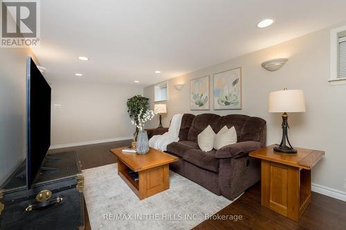 936 Dormer Street, Mississauga, ON - Indoor Photo Showing Living Room