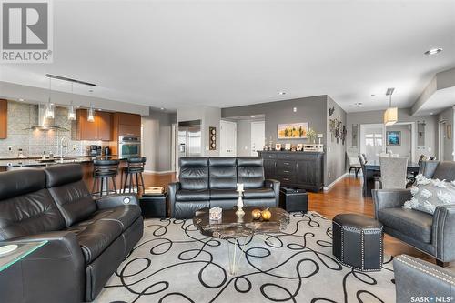 602 922 Broadway Avenue, Saskatoon, SK - Indoor Photo Showing Living Room