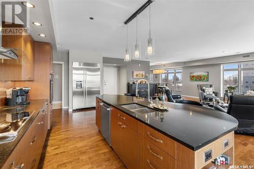 602 922 Broadway Avenue, Saskatoon, SK - Indoor Photo Showing Kitchen With Double Sink