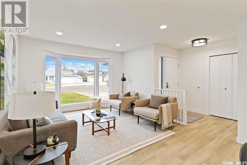 242 Anglin Place, Saskatoon, SK - Indoor Photo Showing Living Room