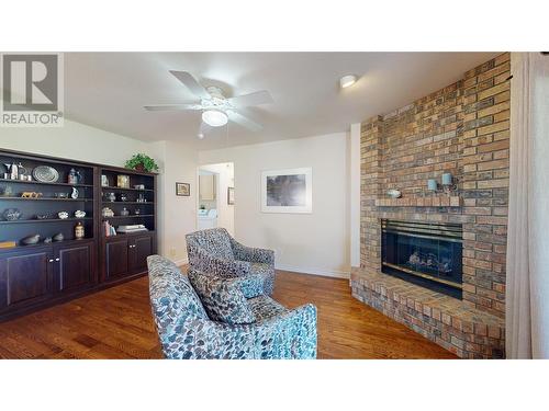 595 Yates Road Unit# 96 Lot# 60, Kelowna, BC - Indoor Photo Showing Living Room With Fireplace