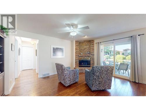 595 Yates Road Unit# 96 Lot# 60, Kelowna, BC - Indoor Photo Showing Living Room With Fireplace