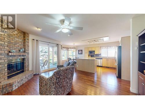 595 Yates Road Unit# 96 Lot# 60, Kelowna, BC - Indoor Photo Showing Living Room With Fireplace