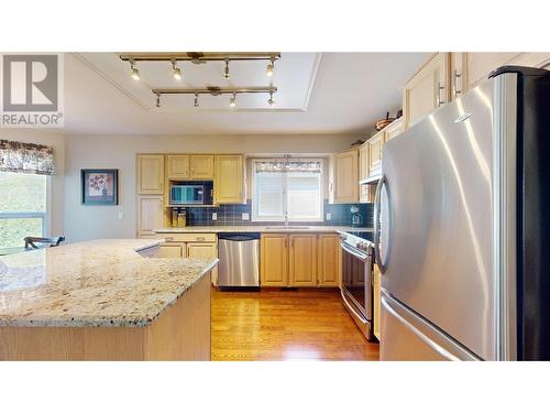 595 Yates Road Unit# 96 Lot# 60, Kelowna, BC - Indoor Photo Showing Kitchen With Stainless Steel Kitchen