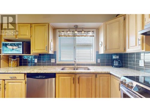 595 Yates Road Unit# 96 Lot# 60, Kelowna, BC - Indoor Photo Showing Kitchen With Double Sink