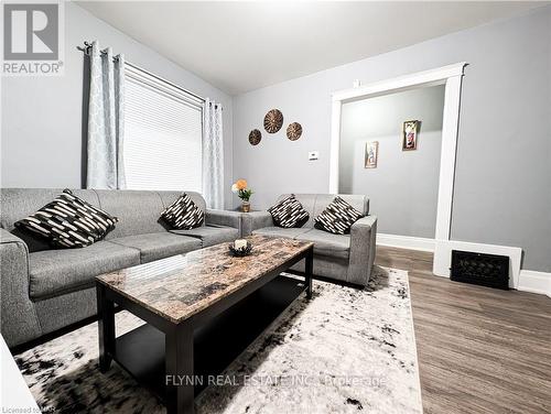 55 ½ Welland Avenue, St. Catharines, ON - Indoor Photo Showing Living Room