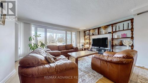 15 Foxwarren Drive, Toronto, ON - Indoor Photo Showing Living Room