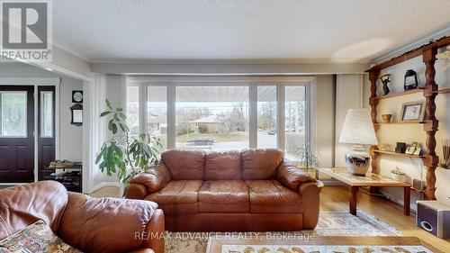 15 Foxwarren Drive, Toronto, ON - Indoor Photo Showing Living Room