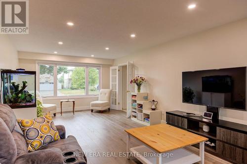 2141 Cartier Crescent, Burlington, ON - Indoor Photo Showing Living Room