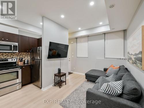 8 - 68 Winston Park Boulevard, Toronto, ON - Indoor Photo Showing Kitchen