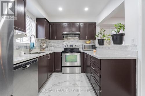 114 Penbridge Circle, Brampton, ON - Indoor Photo Showing Kitchen With Double Sink With Upgraded Kitchen