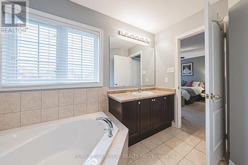 65 Glendarling Crescent, Hamilton, ON - Indoor Photo Showing Bathroom