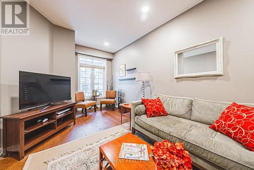 65 Glendarling Crescent, Hamilton, ON - Indoor Photo Showing Living Room