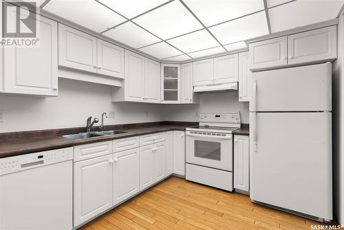 112 2550 25Th Avenue, Regina, SK - Indoor Photo Showing Kitchen With Double Sink