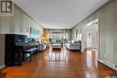 5054 Wascana Vista Court, Regina, SK - Indoor Photo Showing Living Room