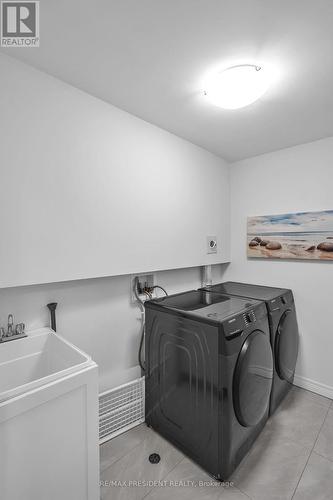 1514 Drew Street, London, ON - Indoor Photo Showing Laundry Room