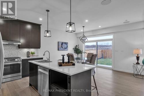 1514 Drew Street, London, ON - Indoor Photo Showing Kitchen With Upgraded Kitchen