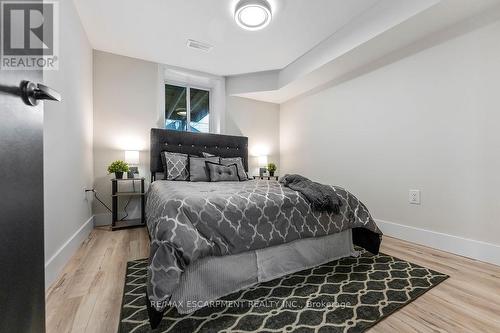 209 Grenfell Street, Hamilton, ON - Indoor Photo Showing Bedroom