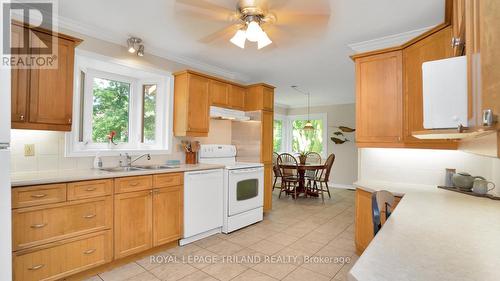 24 Longbow Place, London, ON - Indoor Photo Showing Kitchen With Double Sink