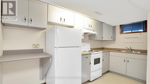 24 Longbow Place, London, ON - Indoor Photo Showing Kitchen With Double Sink