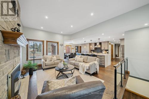 4215 Tooley Road, Clarington, ON - Indoor Photo Showing Living Room