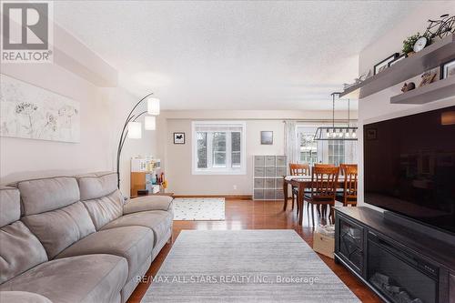 189 Carrick Avenue, Georgina, ON - Indoor Photo Showing Living Room