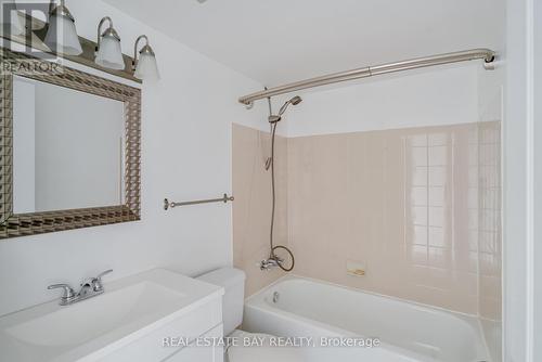 1508 - 61 Markbrook Lane, Toronto, ON - Indoor Photo Showing Bathroom