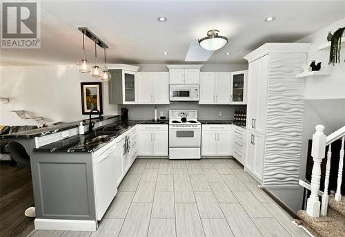 1236 Thistledown Avenue, Sarnia, ON - Indoor Photo Showing Kitchen With Double Sink With Upgraded Kitchen