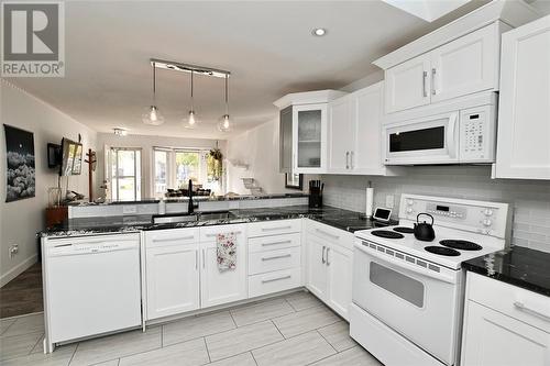 1236 Thistledown Avenue, Sarnia, ON - Indoor Photo Showing Kitchen