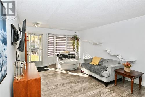 1236 Thistledown Avenue, Sarnia, ON - Indoor Photo Showing Living Room