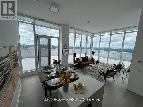 Ph 3201 - 15 Holmes Avenue, Toronto, ON - Indoor Photo Showing Living Room